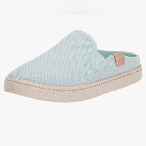 UGG Women's Delu Sneaker